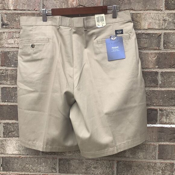 Take 50% OFF- Dockers Men's Pleated Tan Khaki No Wrinkle Shorts, Size-38W - Picture 4 of 8
